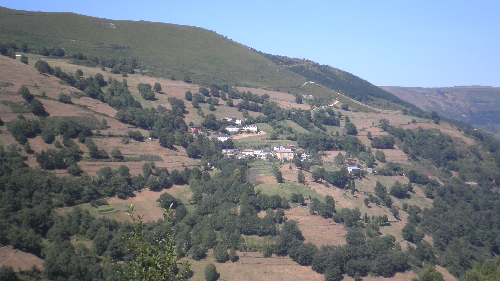 CANGAS DEL NARCEA.- La defensora del pueblo denuncia el estado de la carretera de Villar de Bergame