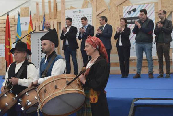 TINEO.- Los políticos elogian la Feria y se critican entre ellos