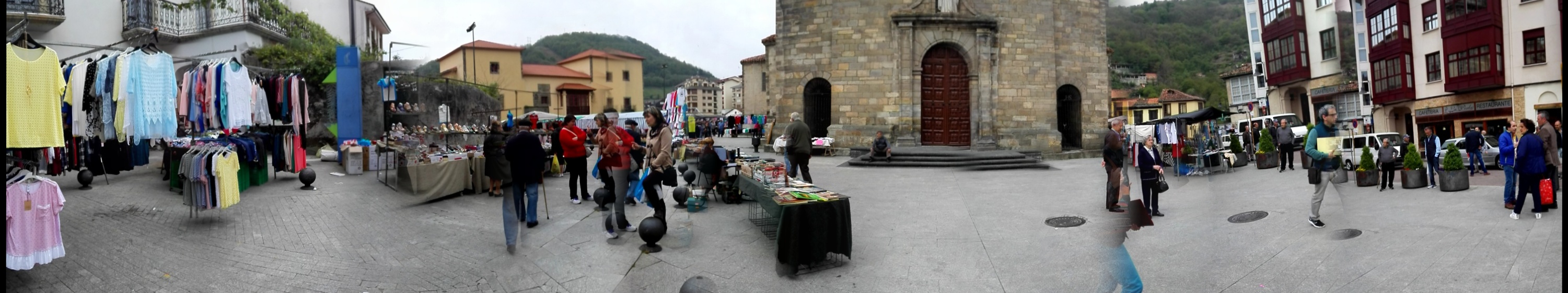 CANGAS DEL NARCEA.- La feria de la Cruz, vehículos, neblina y paisanos