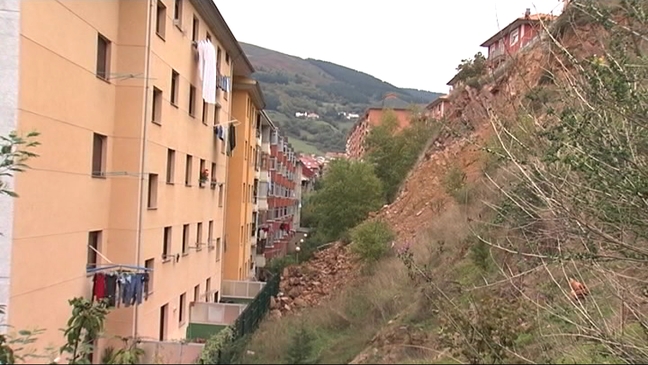 CANGAS DEL NARCEA.- Comienzan las obras de estabilización del talud de la Calle Clarín