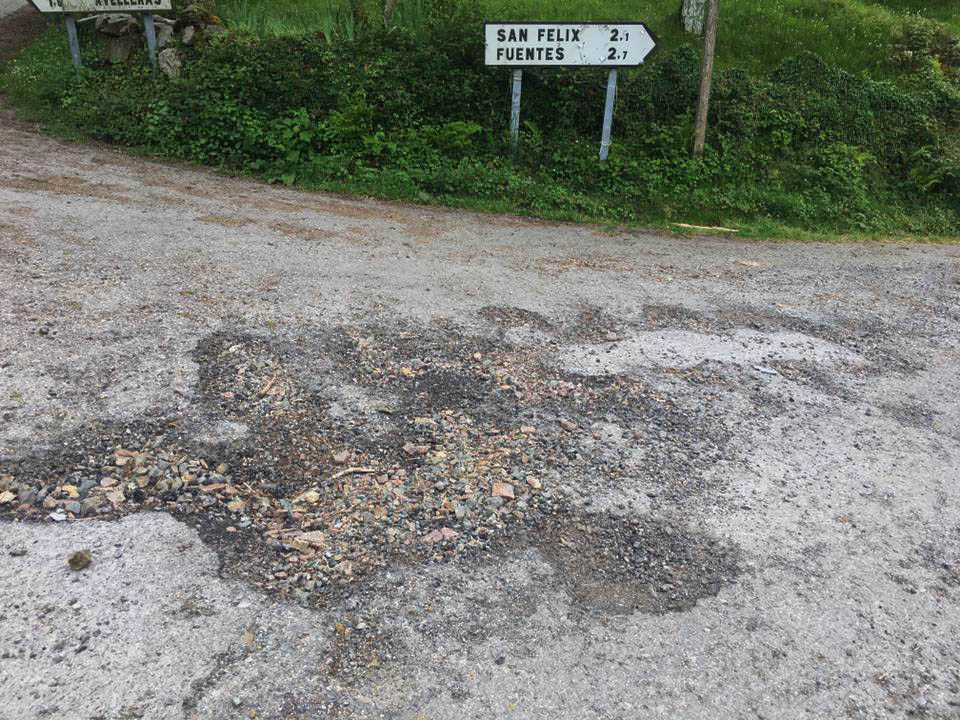 CANGAS DEL NARCEA. El PP cangués ofrece a los pueblos que decidan unirse para bachear sus pistas de acceso hasta dos toneladas de aglomerado asfáltico.