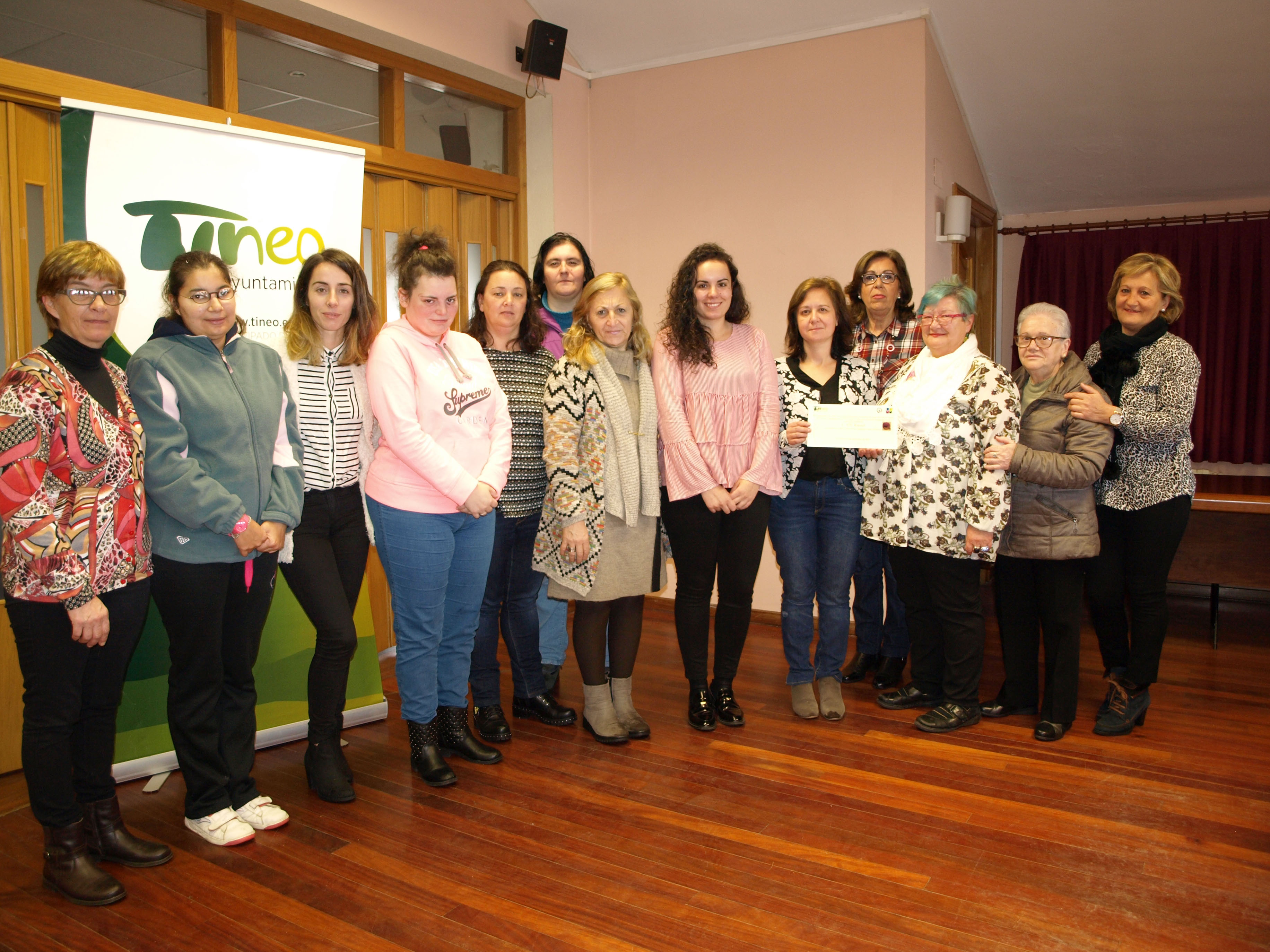 TINEO.-La Asociación Española contra el cáncer recibe 876 euros del mercadillo solidario.