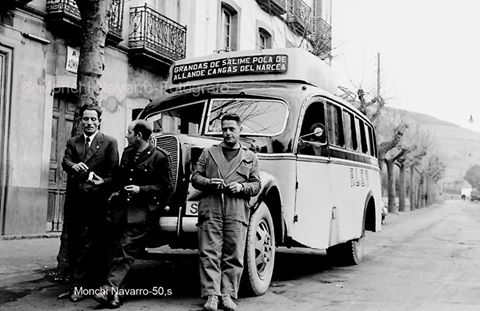 La foto y su pie. Un gesto en el tiempo: ofreciendo un cigarrillo