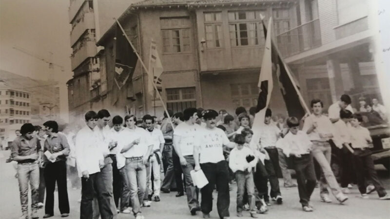 Banderas y camisas emergieron de una caja de zapatos