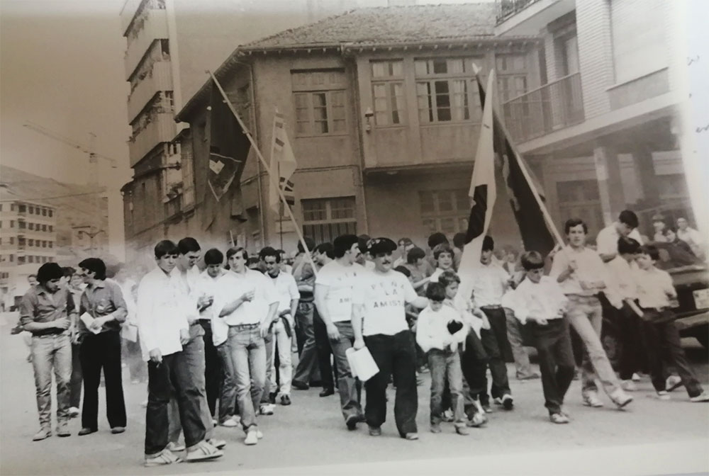 Banderas y camisas emergieron de una caja de zapatos