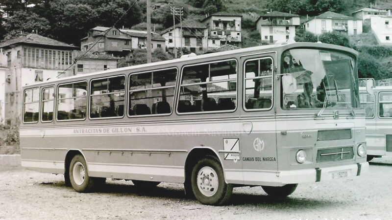 La foto y su pie:Y el autocar puede ser libro