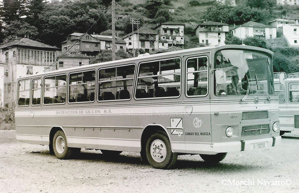 La foto y su pie:Y el autocar puede ser libro