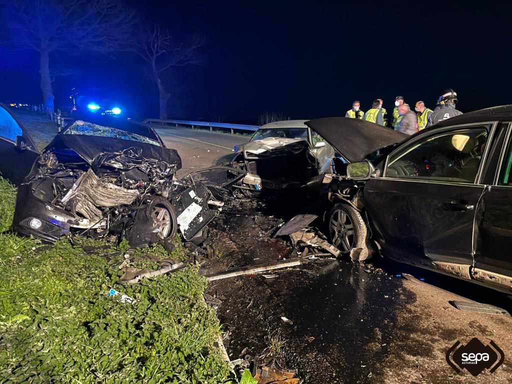 Una mujer muerta y siete personas heridas en un accidente de tráfico en Tineo