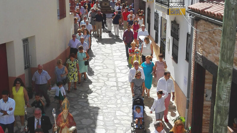 La foto y su pie: Procesión y sol de agosto