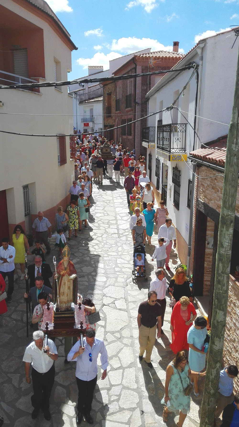 La foto y su pie: Procesión y sol de agosto