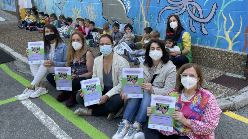 El ayuntamiento entrega a los escolares de 0-3 un libro confeccionado por ellos mismos