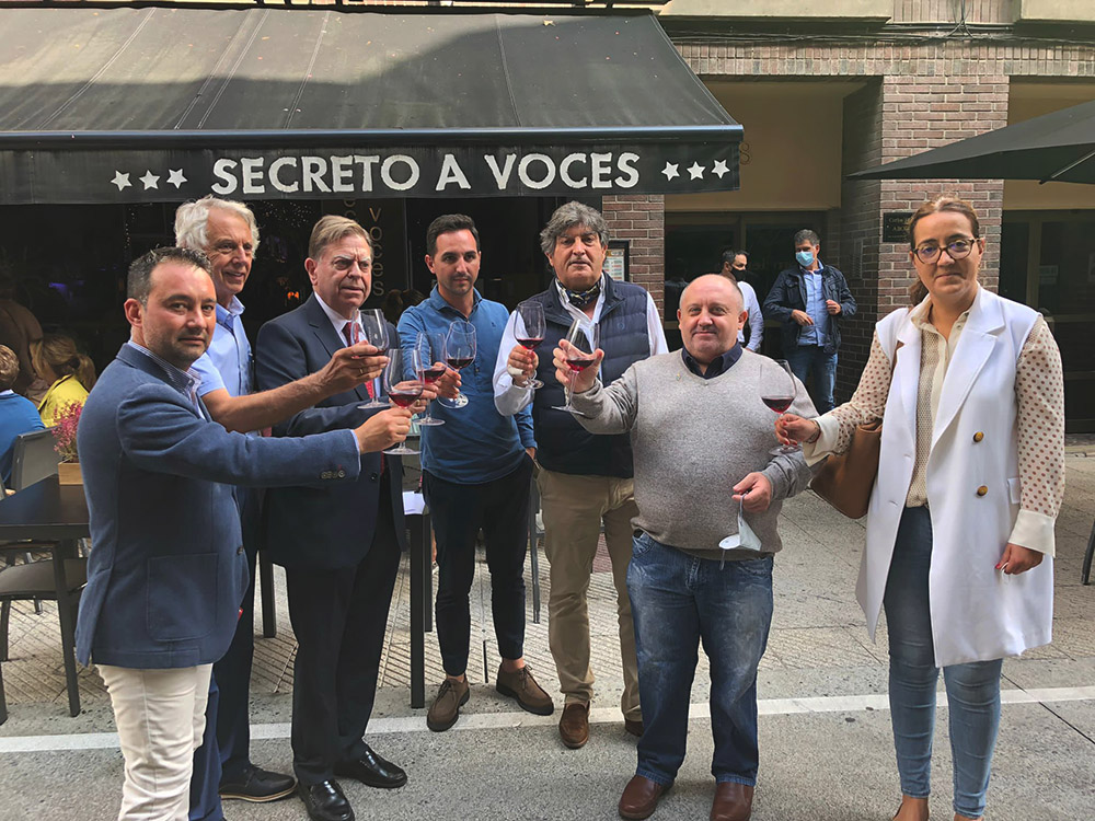 Oviedo repartirá el bollo de San Mateo con vino de Cangas