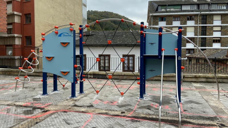 Cangas comienza a instalar los juegos infantiles en el parque del Minero