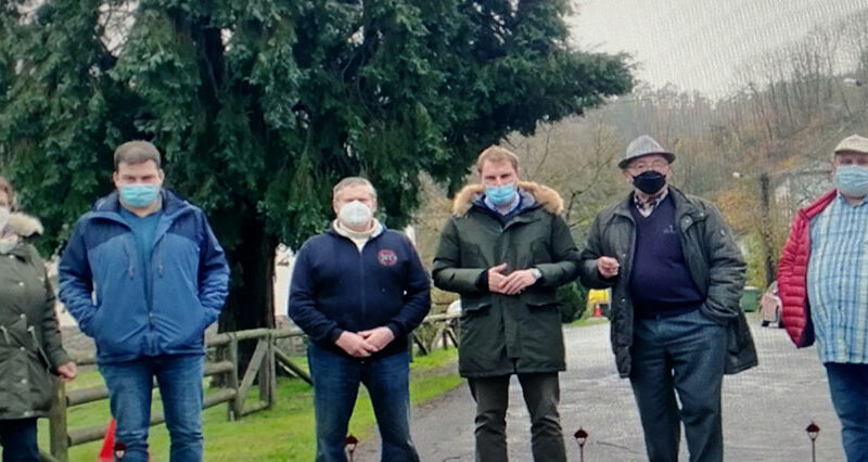 “La situación de la carretera entre Navelgas y Naraval es un auténtico peligro para los vecinos”