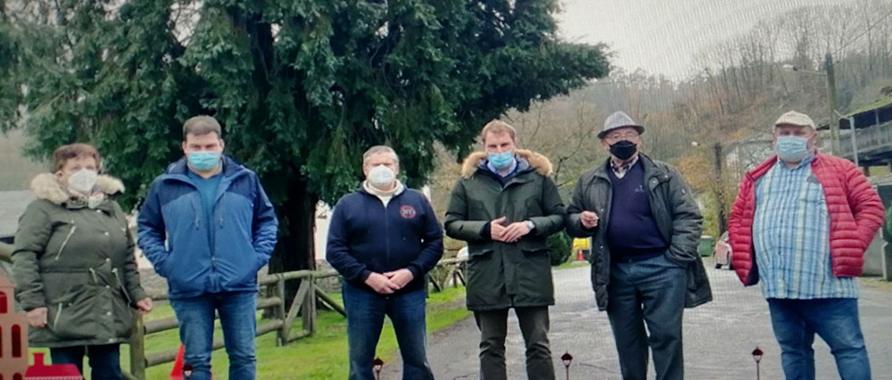 “La situación de la carretera entre Navelgas y Naraval es un auténtico peligro para los vecinos”