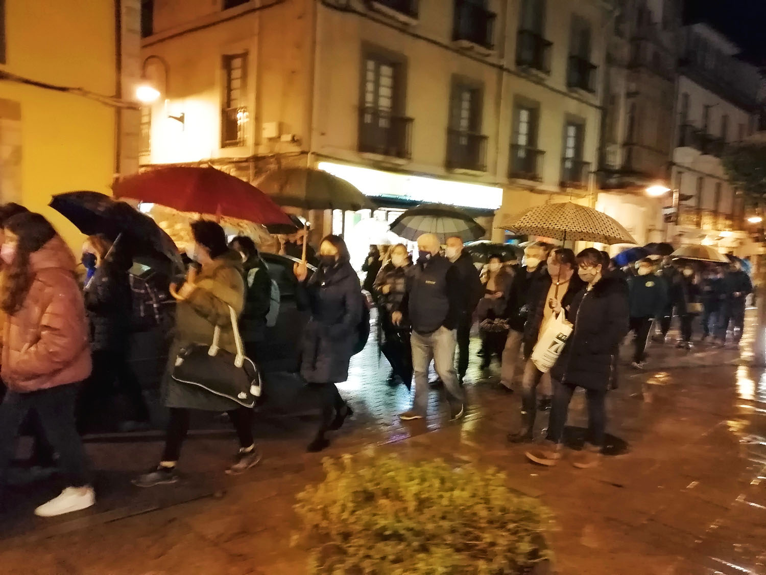 Protestando bajo la lluvia. Las mujeres pierden el miedo