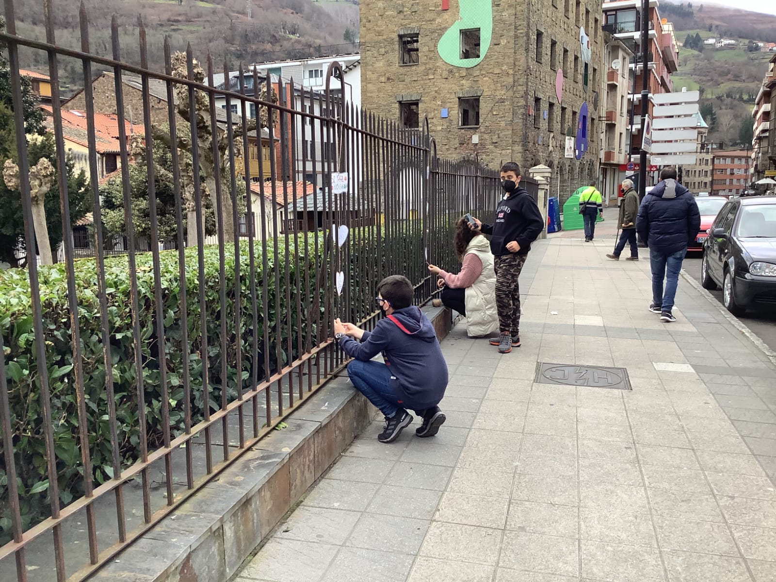 Los niños de Cangas lanzan mensajes de Paz y buen trato a sus vecinos