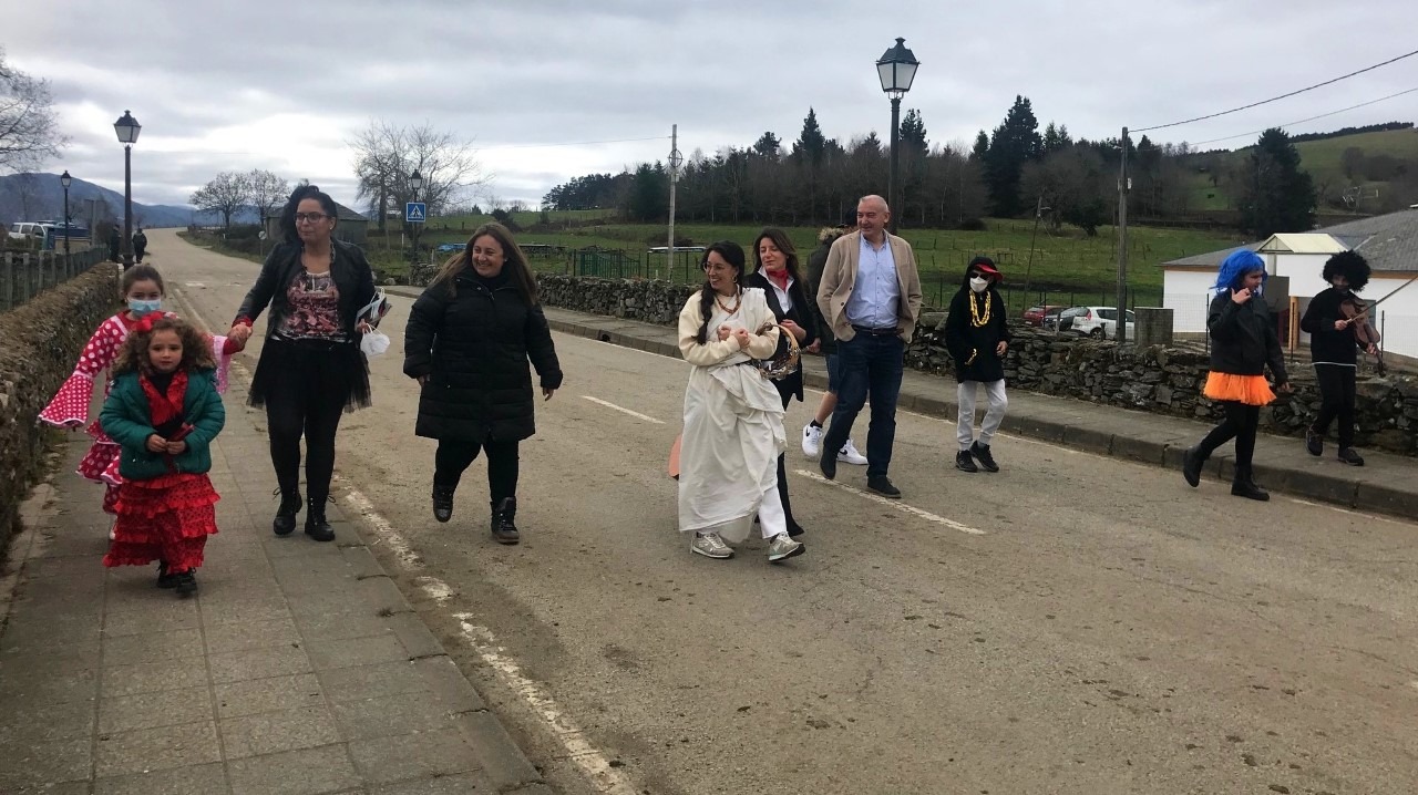 La consejera de Educación resalta la calidad de la educación rural en su visita a Allande