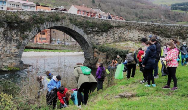 100 kilos de basura en el río