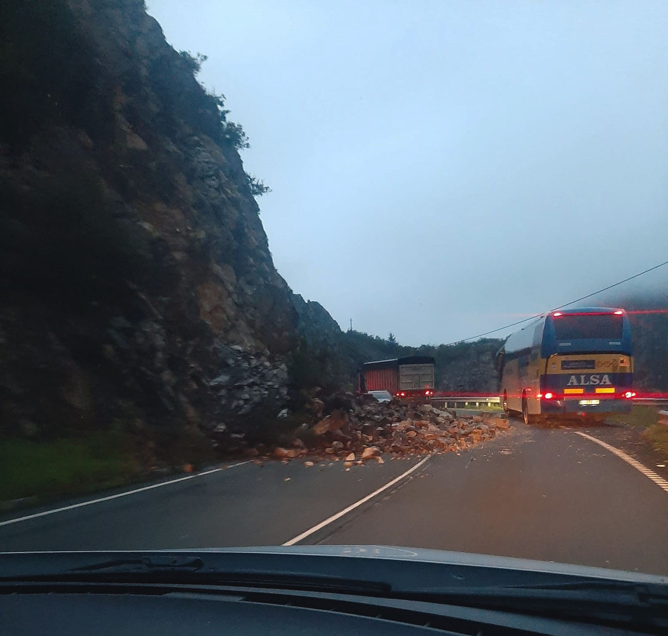 Nuevo corte en la AS-15, en Calabazos, y entrega de firmas de la Plataforma en Oviedo