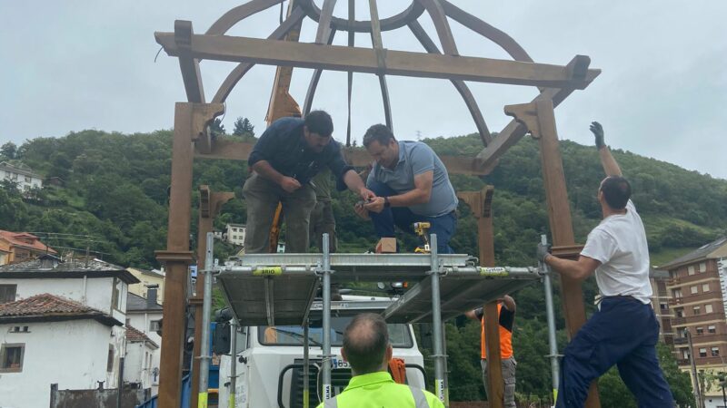 Cangas recupera el diseño original de “la farola” del puente romano durante las fiestas