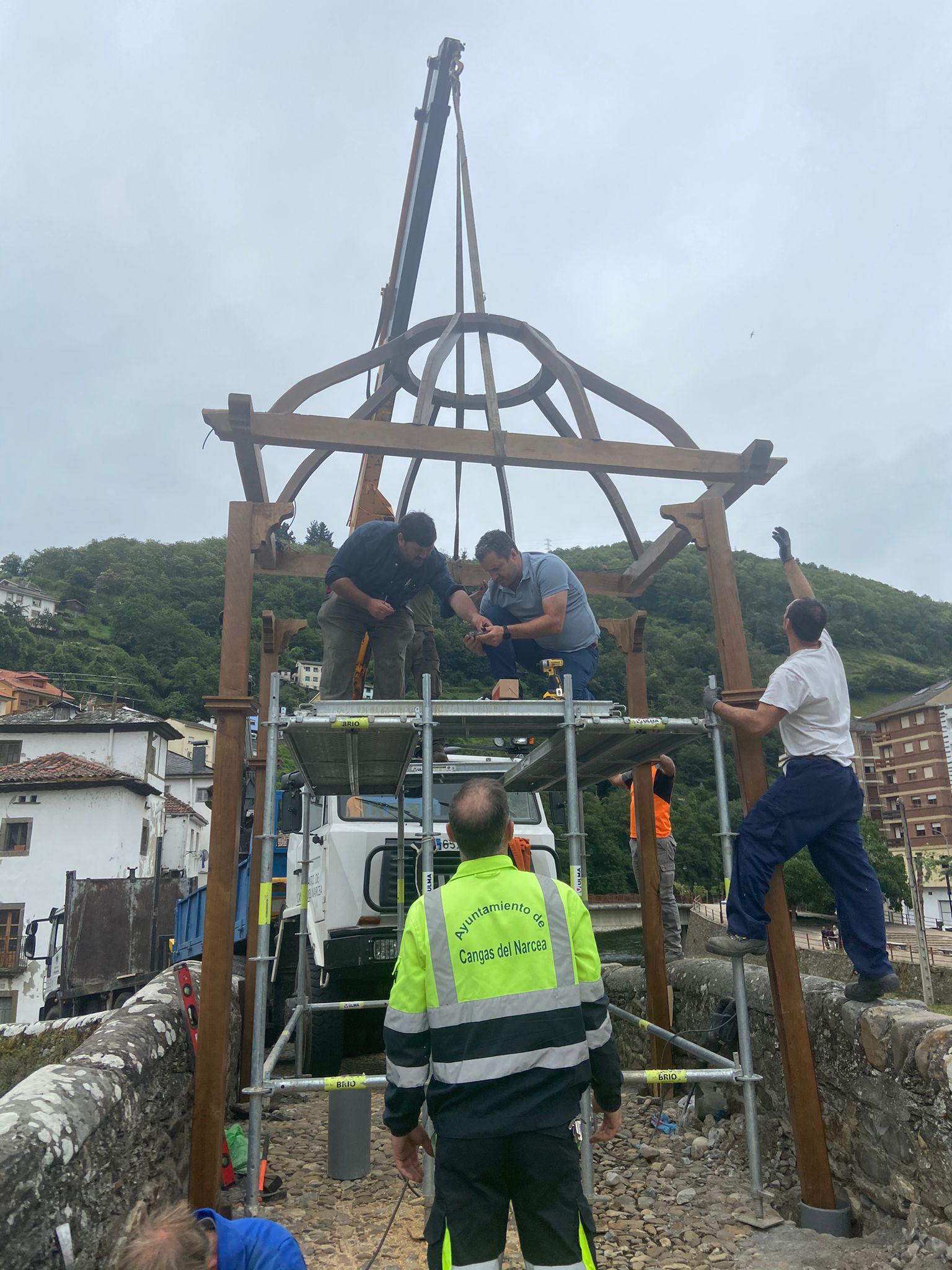 Cangas recupera el diseño original de “la farola” del puente romano durante las fiestas