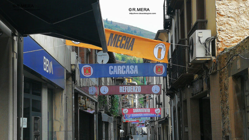 Las banderas de las peñas de la pólvora decoran las calles Mayor y Maestro don Ibo