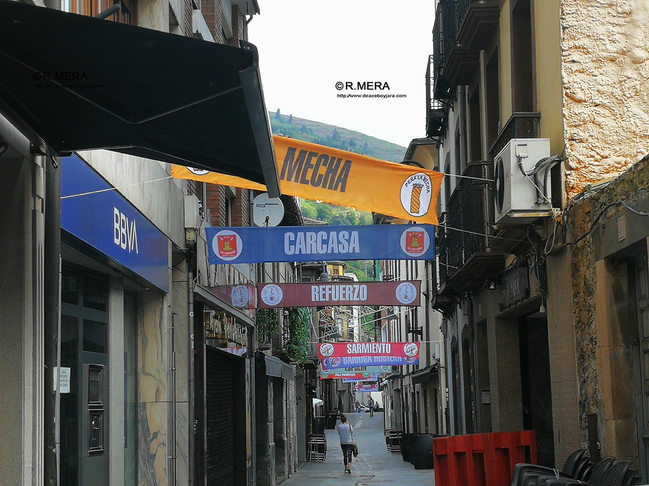 Las banderas de las peñas de la pólvora decoran las calles Mayor y Maestro don Ibo