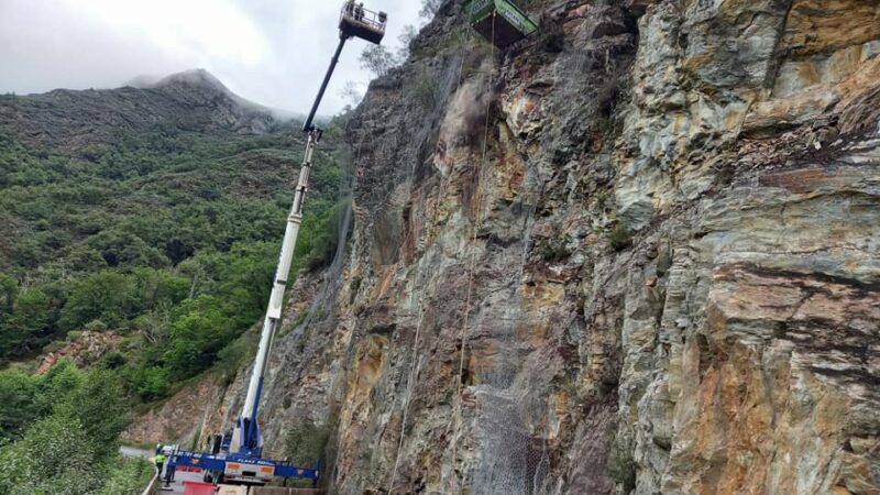 AS-19. Obras de contención del talud que corta la carretera