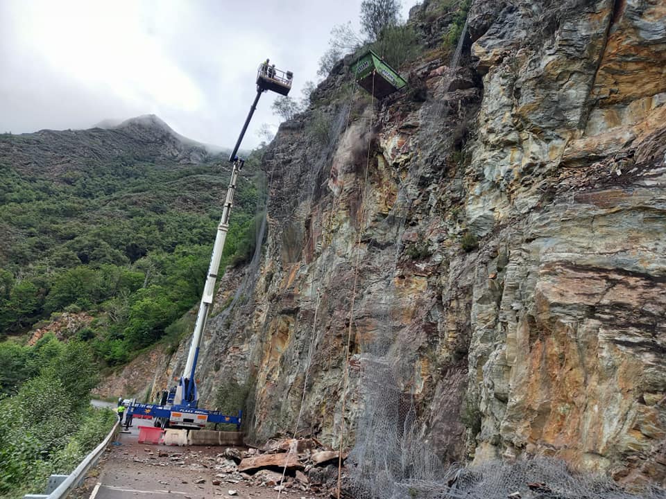 AS-19. Obras de contención del talud que corta la carretera