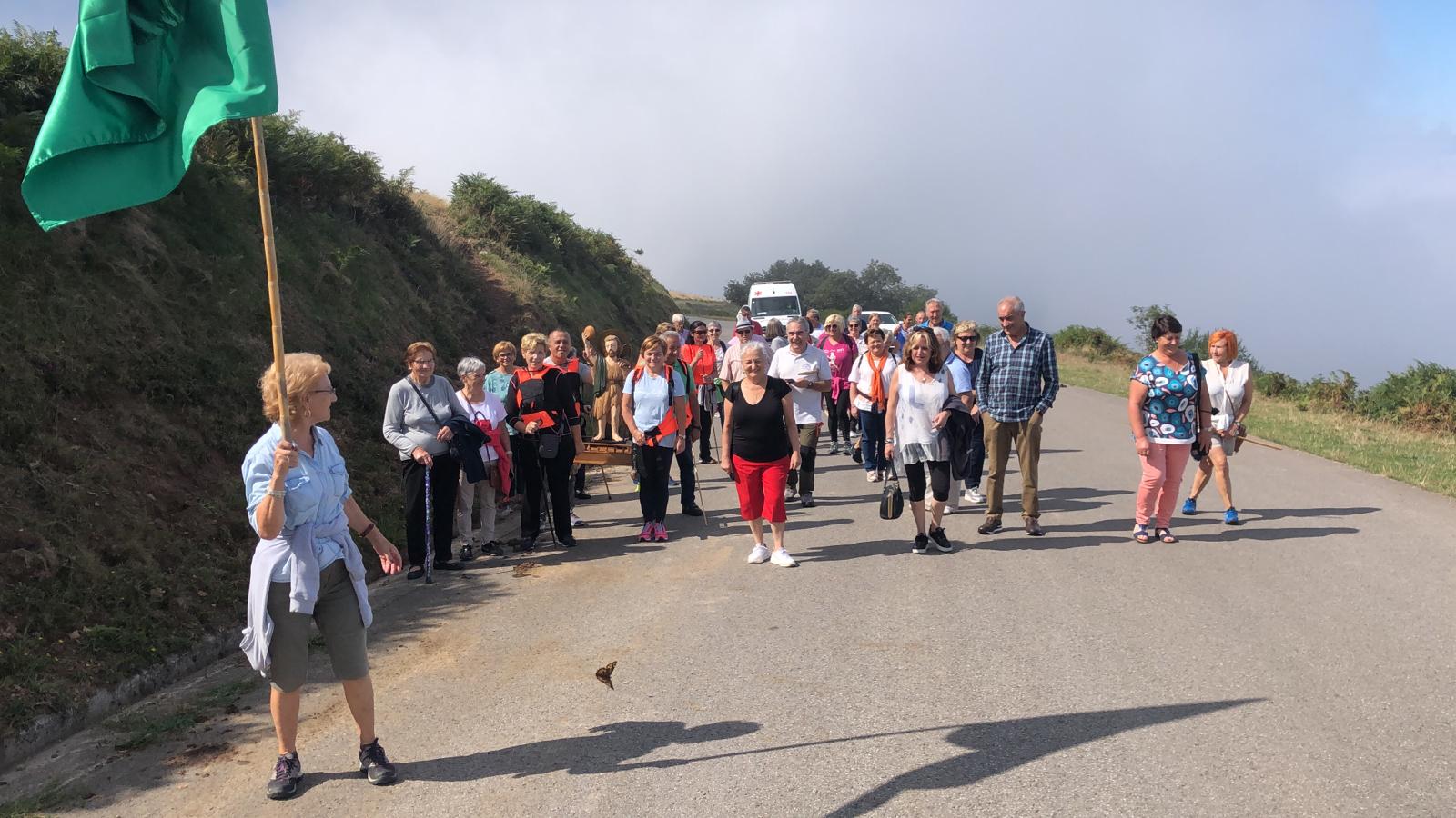 San Juan Bailón subió al Santuario al Acebo a hombros de  “los mayores”