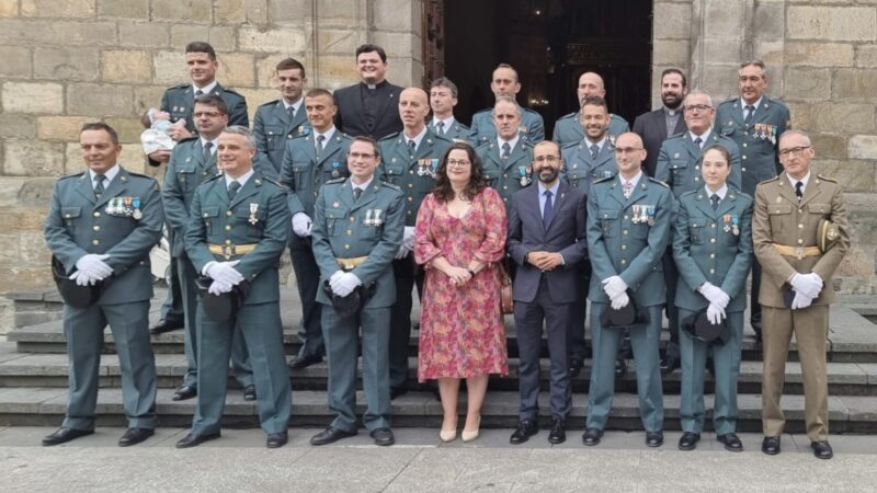 El alcalde cangués con la Guardia Civil