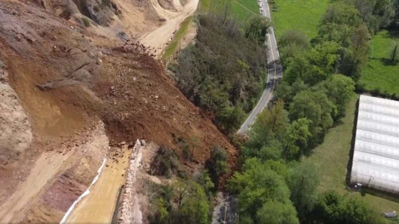 Miembros de la Plataforma “El Suroccidente también es Asturias” vistan diversas carreteras de la comarca