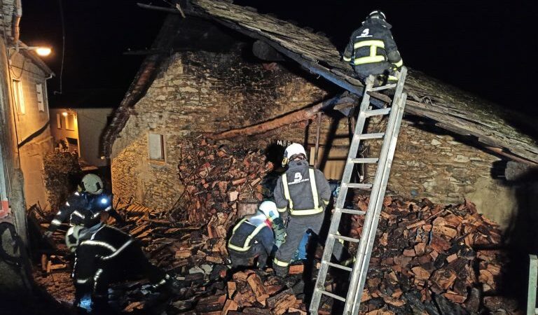 CANGAS:Los vecinos detienen un incendio en Saburcio