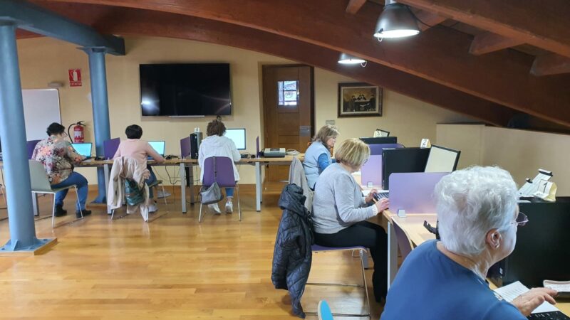 Las mujeres y mayores de Cangas del Narcea se suman a la alfabetización digital