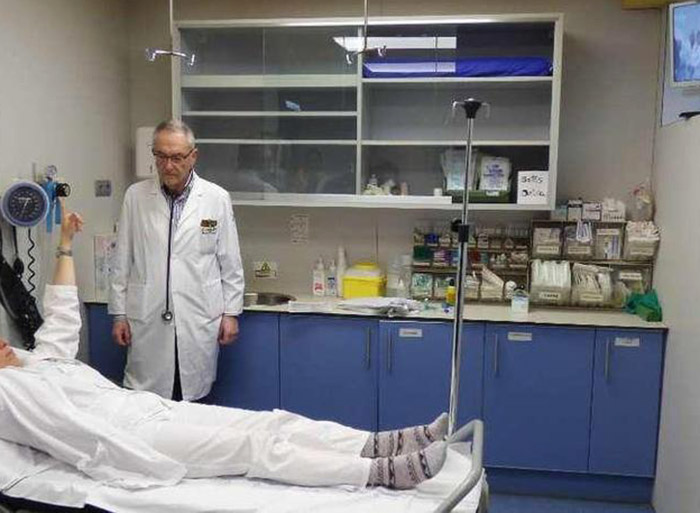 El doctor Cortina Caballero de la Orden Civil de Sanidad