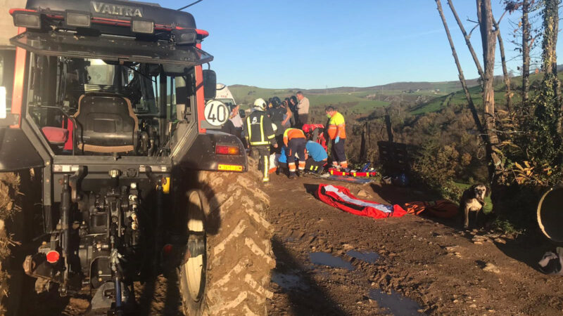 TINEO.- Herido al quedar atrapado bajo el tractor