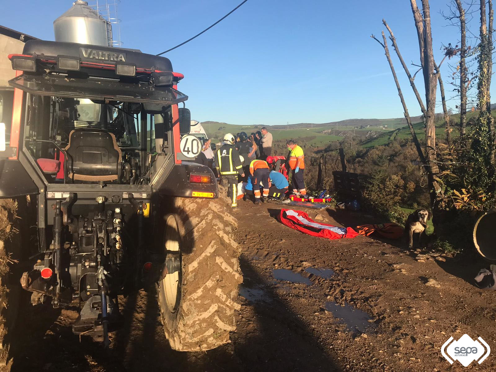 TINEO.- Herido al quedar atrapado bajo el tractor