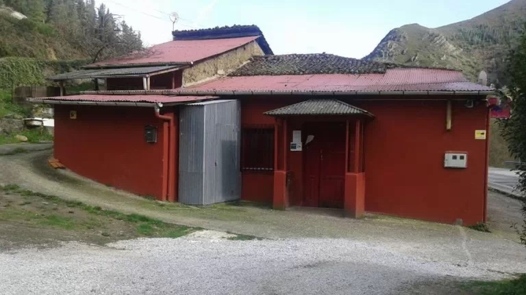 “Se vende casa de alterne con hórreo en Tineo” titulaba La Voz de Asturias