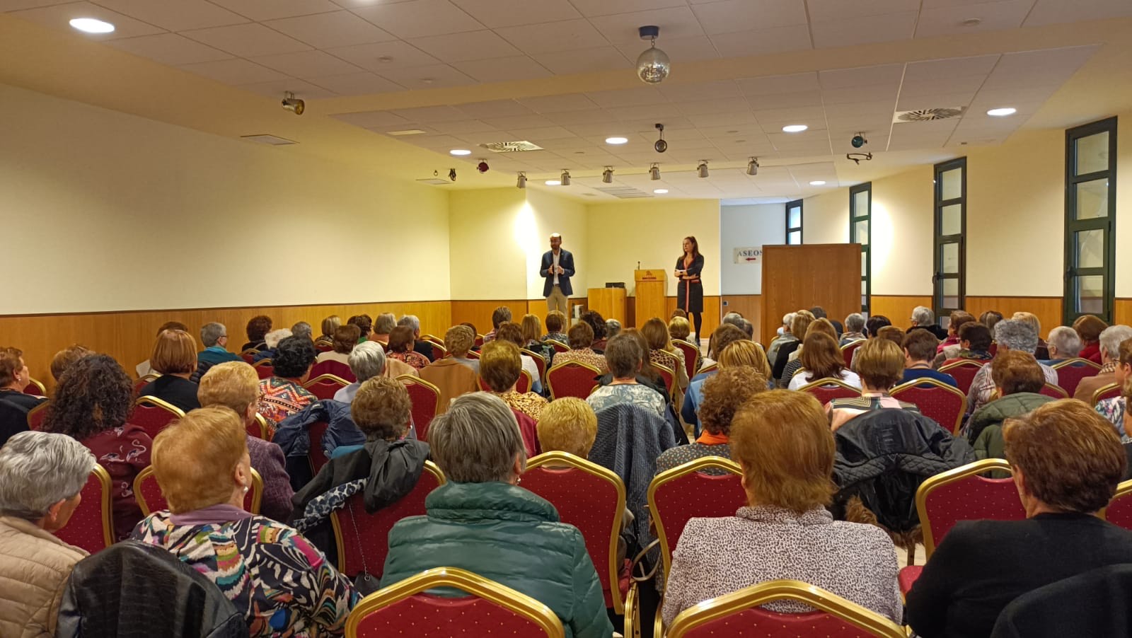 170 vecinas de las 27 asociaciones del concejo en  el Encuentro Anual de Asociaciones de Mujeres de Cangas