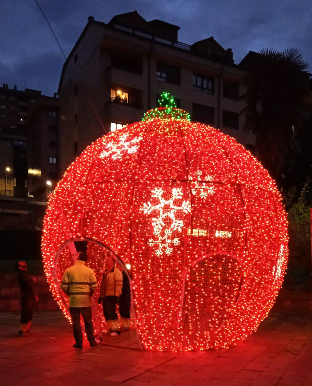 CANGAS DEL NARCEA.-Una tirada de voladores anunciará hoy el encendido navideño a las 8 de la tarde