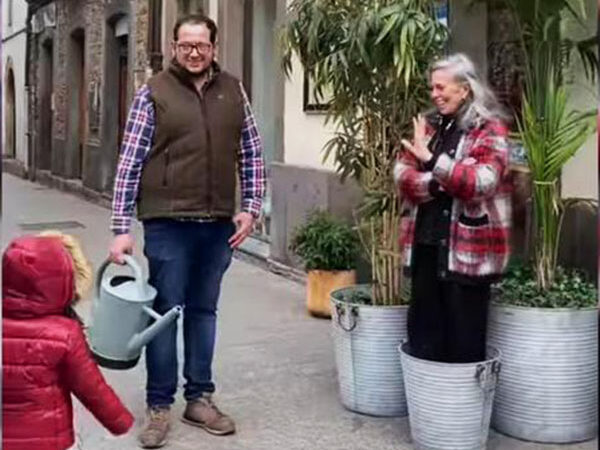 CANGAS. Y una nueva planta surgió de repente en la calle Mayor