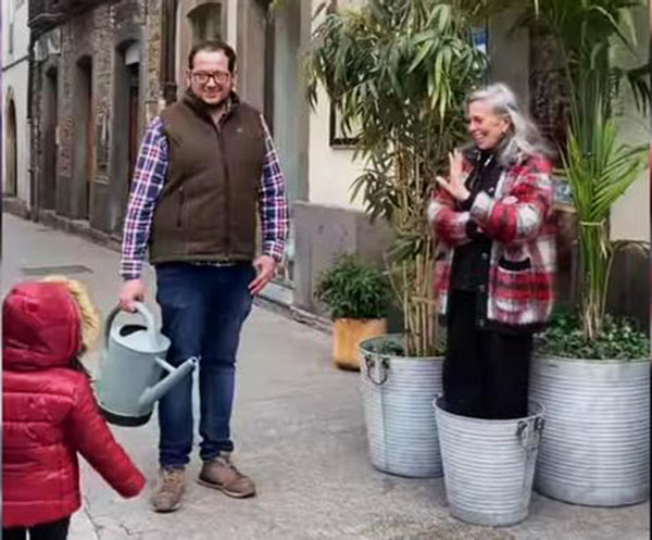 CANGAS. Y una nueva planta surgió de repente en la calle Mayor