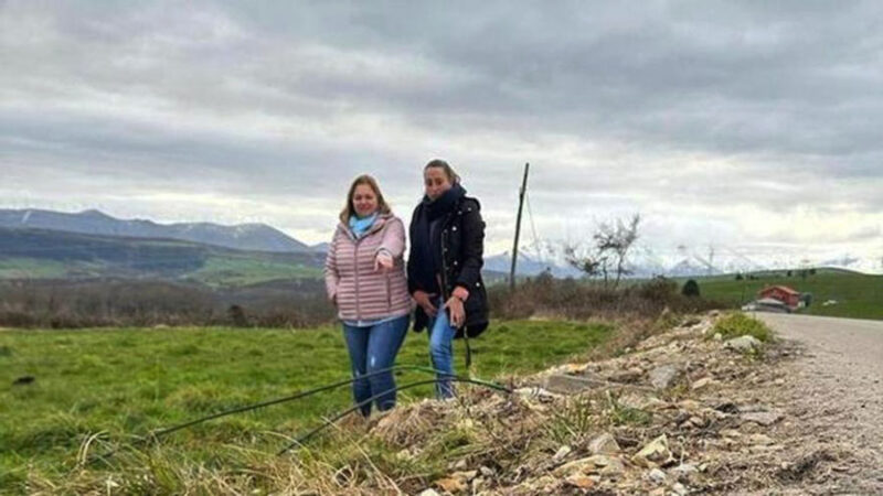 TINEO.- La red de fibra óptica tinetense lteralmente por los suelos