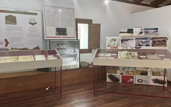 La exposición ‘Del arca de las tres llaves a la nube’ muestra en Berzocana algunos documentos de su archivo municipal