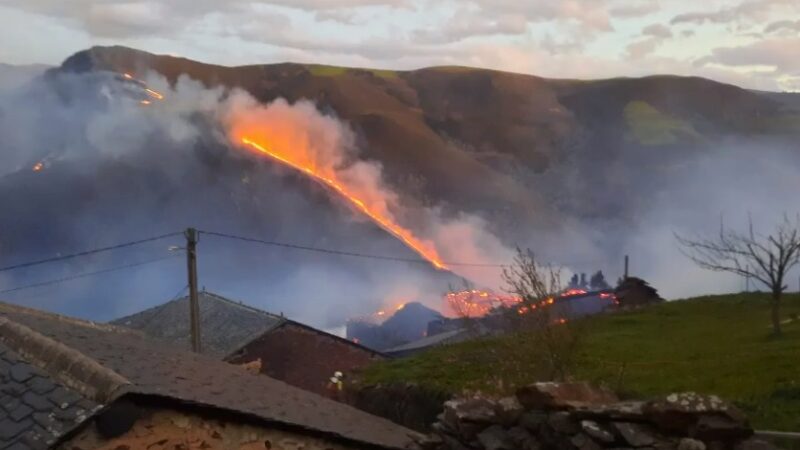 EL FUEGO: Queman varias casas y construcciones en Allande