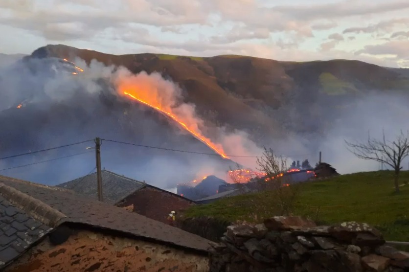 EL FUEGO: Queman varias casas y construcciones en Allande