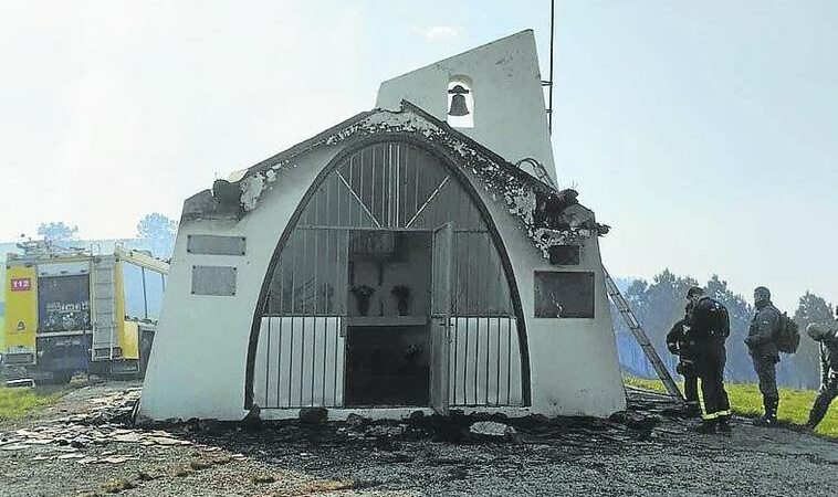 Aristébano: la capilla vaqueira resultó muy dañada por el fuego. “La restauraremos para la boda vaqueira