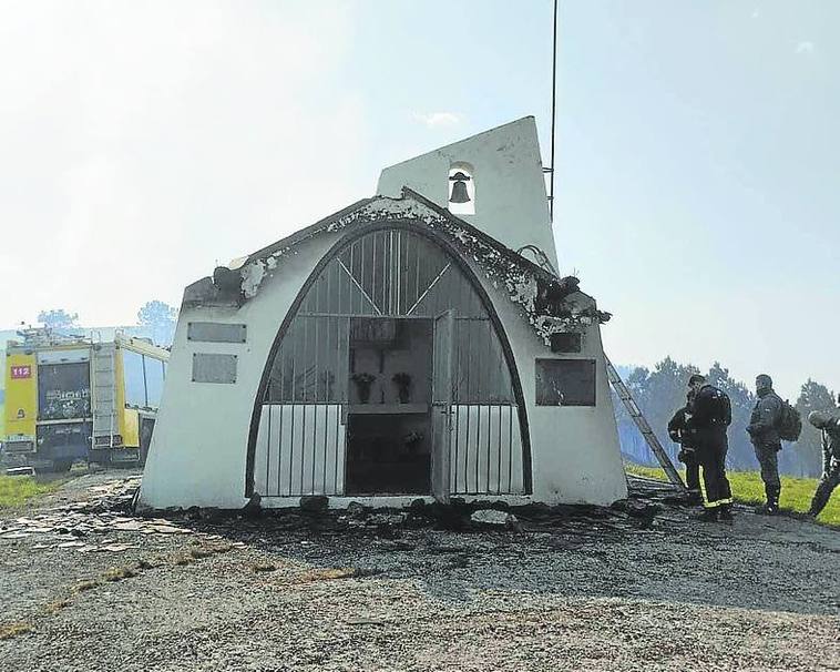 Aristébano: la capilla vaqueira resultó muy dañada por el fuego. “La restauraremos para la boda vaqueira