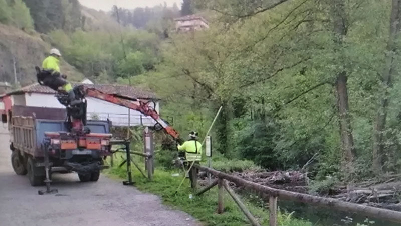 CANGAS DEL NARCEA.- Labores de conservación en el río Naviego (Paseo del Vino)